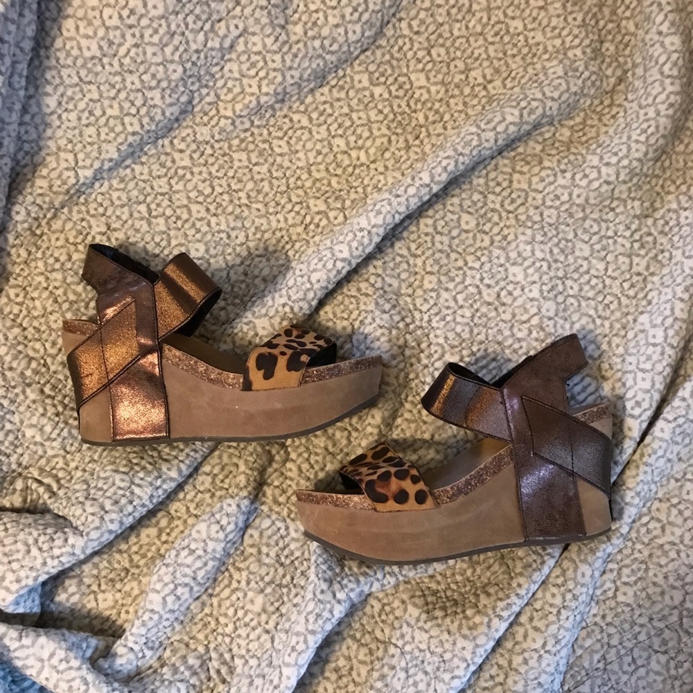 Pierre Dumas wedges size 7.5.